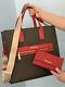 Michael Kors Kenly Large Fourre-tout Brown Mk Signature Red Bag Wallet Set