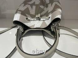 Michael Kors Suri Grand Logo Graphique Bucket Convertible Sac À Dos Mk Gris Blanc