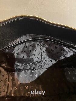 Sac à bandoulière en cuir noir DKNY, prix de vente conseillé de 250 £, avec sac de protection contre la poussière.